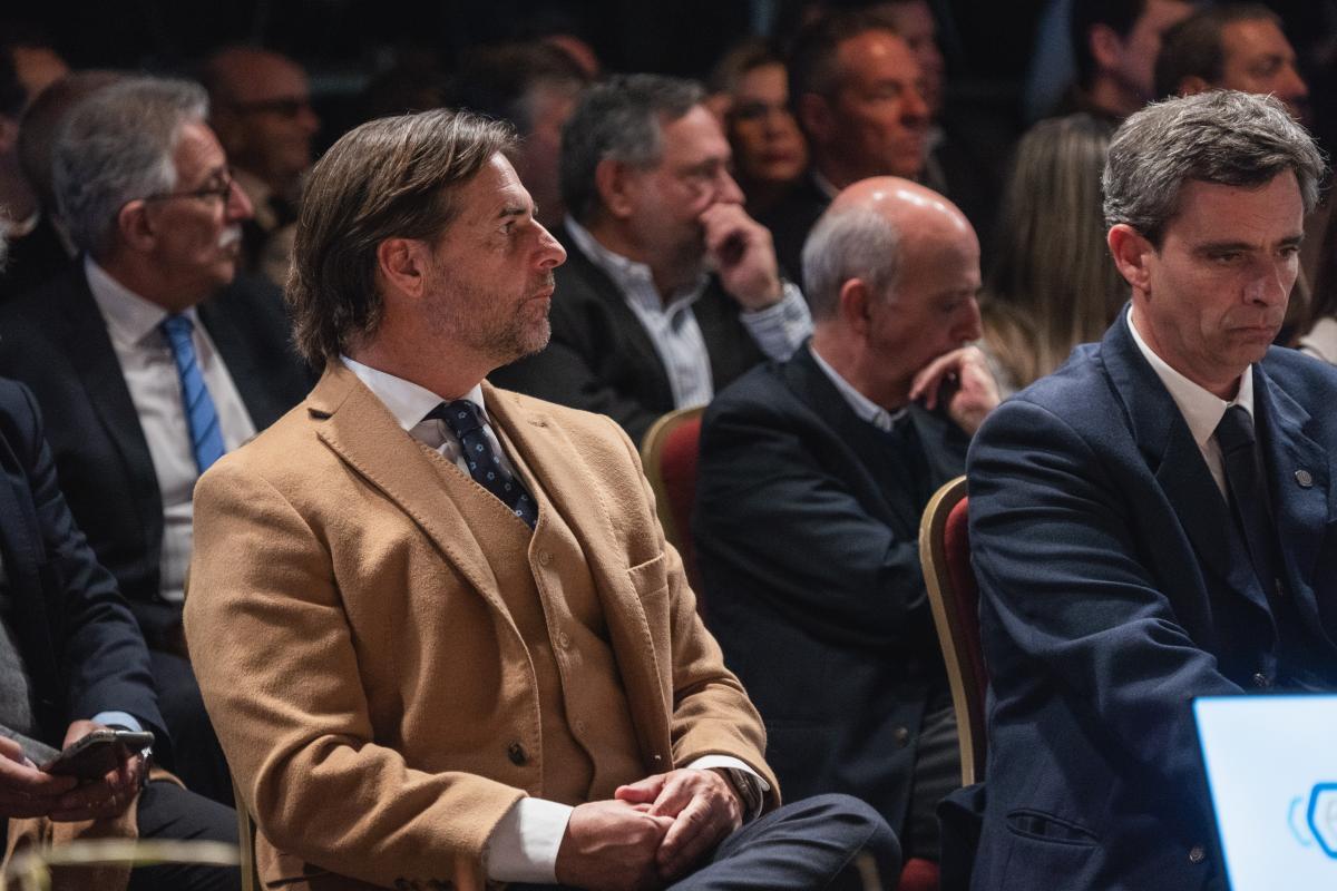 Presidente de la República entre el público